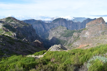 Fototapeta premium Hiking trail from Pico Arieiro to Pico Ruivo in Madeira, Portugal