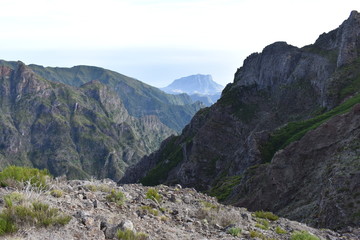 Obraz premium Hiking trail from Pico Arieiro to Pico Ruivo in Madeira, Portugal