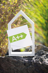 Weißes Haus im Garten mit Energielabel A++