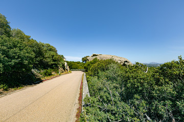 Sardinien Straße mit Granitfels
