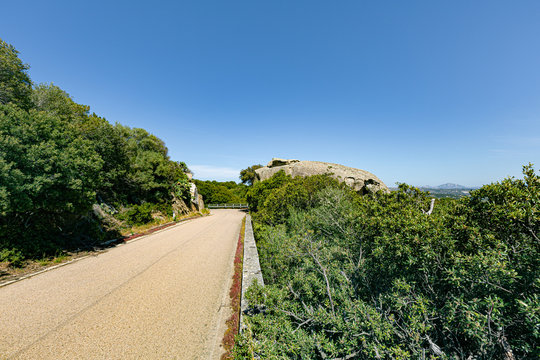 Sardinien Stra&szlig;e mit Granitfels