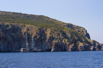 Naklejka premium Island land bay seaside shore with a ship boat nearby