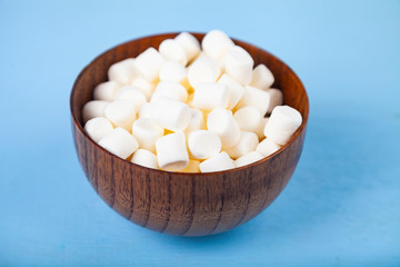 Fototapeta na wymiar Marshmallow in a bowl