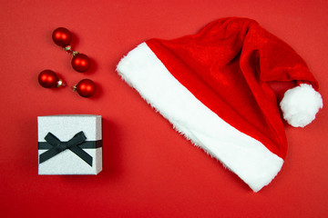 Czerwona czapka i akcesoria świętego mikołaja © andsko