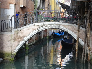 Fototapeta na wymiar bridge over small canal Venice
