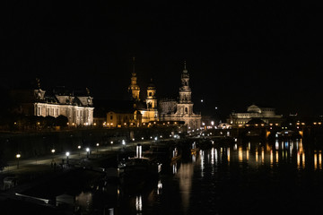 Fototapeta na wymiar Brühlsche Terasse in Dresden bei Nacht