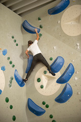 Frau in Boulderhalle