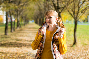 Obraz premium Portrait of a beautiful Russian woman 40 years old, in the autumn park.