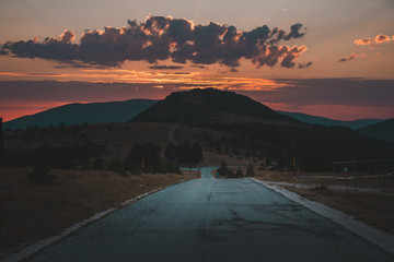 Die Straße in den Sonnenuntergang