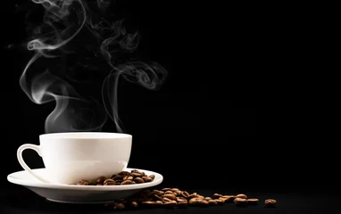 Papier Peint photo Lavable Cuisine Cup coffee with steam and beans on a black background, a place for text.