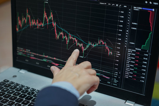 Donna in carriera indica un punto sull'andamento del prezzo di una criptovaluta