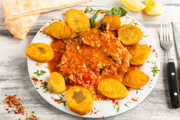 pollo con salsa y papas