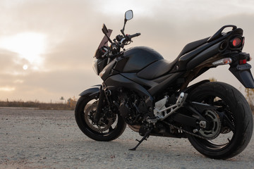 Naklejka premium Jeden czarny motocykl na pustyni.