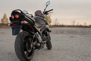 Obraz premium Jeden czarny motocykl na pustyni.