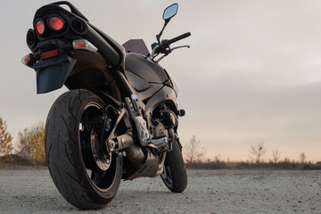 Fototapeta premium Jeden czarny motocykl na pustyni.
