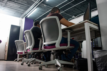 oficina empresarial de milenials, computadoras y salas de juntas