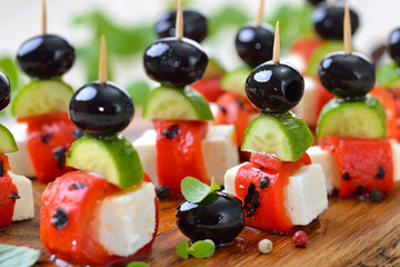 Fingerfood griechisch: Feta-Partyspießchen  mit gegrilltem, eingelegtem Paprika, Snackgurken und...