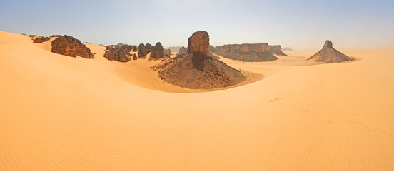 Formacje erozyjne na Saharze, Algieria © robnaw