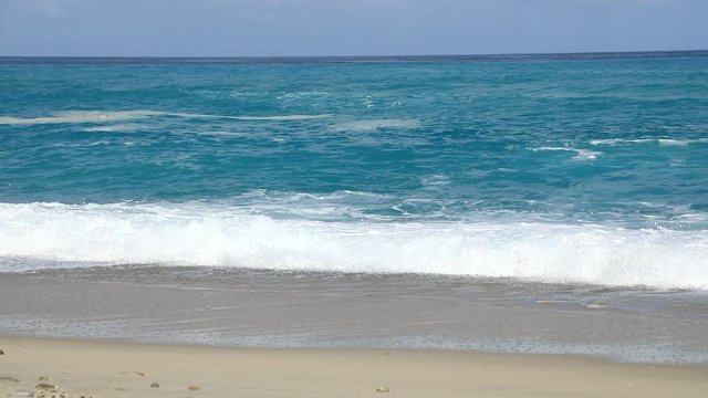 Wellen brechen sich an der K&uuml;ste