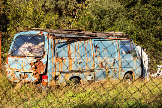 abgestelltes alte verrostetes Auto