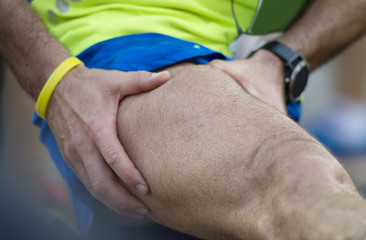 atleta con i crampi dopo una maratona