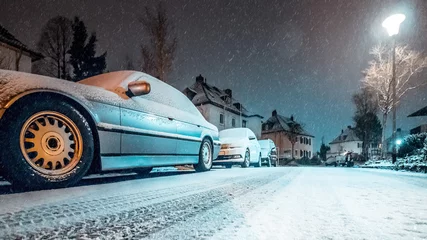 Fotobehang Der Wintereinbruch ist da - Schneefall auf den Strassen führt zu Verkehrsbehinderung © festfotodesign