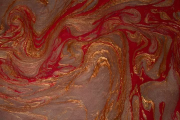 Abstrakte Marmorstruktur. Glänzend dunkel. Studioreicher Fotohintergrund, luxuriöses Rouge mit Gold und Silber. © Alex
