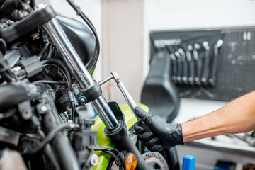 Obraz premium Repairing motorcycle at the workshop