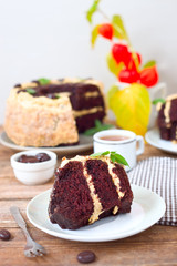 Schokoladenkuchen mit Füllung	