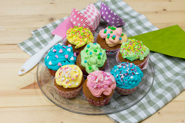 bunte, selbstgemachte Cupcakes auf einer Servierplatte