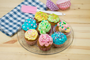 Servierteller mit bunten, selbstgemachten Cupcakes