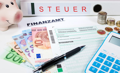Steuererklärung mit Geld und  Taschenrechner