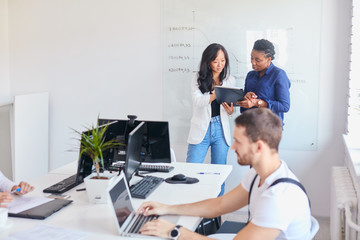 Obraz premium African adult businesswoman teaching young international group to build business strategy in white office