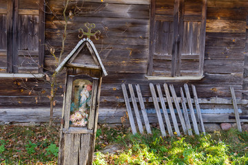 Wzgórza Sokólskie, Tradycyjna architektura drewniana, Krzyże i kapliczki © podlaski49