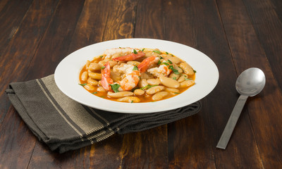 Habas o alubias con langostinos