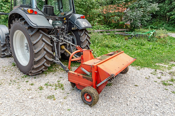 Obraz premium Close-up of industrial tractor equipment parts in the field