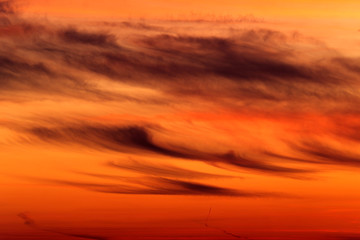Abendhimmel am Horizont mit Schleierwolken - Stockfoto