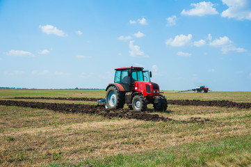 Obraz premium Tractor while plowing