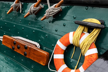 Ropes and flotation device on a boat - 300219997