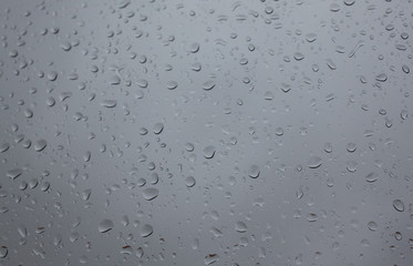 Cristal lleno de gotas de agua en un día lluvioso.