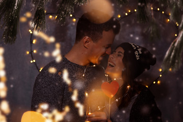 Obraz na płótnie Canvas couple in christmas lights