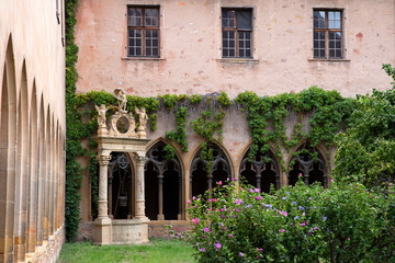 Fototapeta na wymiar Garden of a cloister with a well