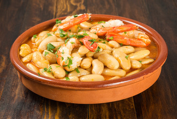 Habas o alubias con langostinos