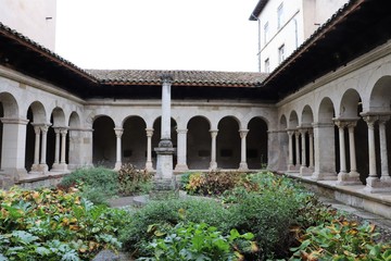 Obraz premium Cloître Saint André le Bas construit au 12 ème siècle à côté de l'abbaye - Ville de Vienne - Département de l'isère - France