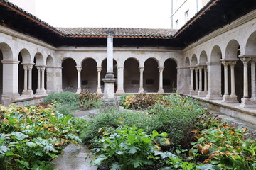 Obraz premium Cloître Saint André le Bas construit au 12 ème siècle à côté de l'abbaye - Ville de Vienne - Département de l'isère - France