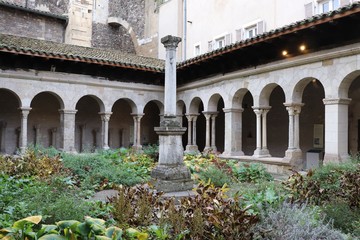 Obraz premium Cloître Saint André le Bas construit au 12 ème siècle à côté de l'abbaye - Ville de Vienne - Département de l'isère - France