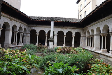 Obraz premium Cloître Saint André le Bas construit au 12 ème siècle à côté de l'abbaye - Ville de Vienne - Département de l'isère - France