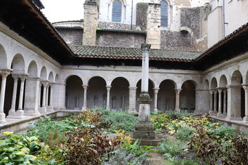 Obraz premium Cloître Saint André le Bas construit au 12 ème siècle à côté de l'abbaye - Ville de Vienne - Département de l'isère - France