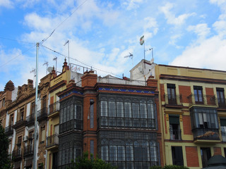 Fototapeta na wymiar Altstadt Sevilla, Spanien: Altbauten, Fassaden, Gassen