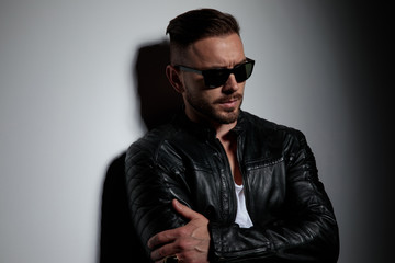 Obraz premium Focused model looking away with his arms folded